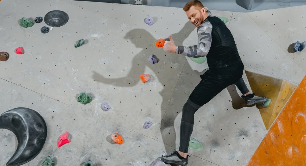 Mann beim Bouldern, Teamevent verschenken
