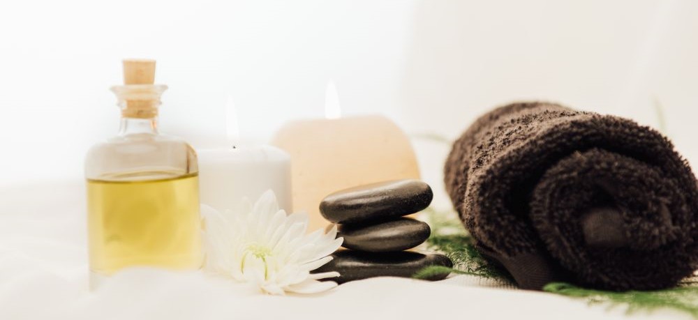 Wellnesspaket, Massageöl, Handtücher, Kerzen