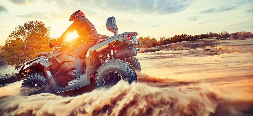 Erlebnisgeschenke als Mitarbeitergeschenk, Quad fahren im Sand
