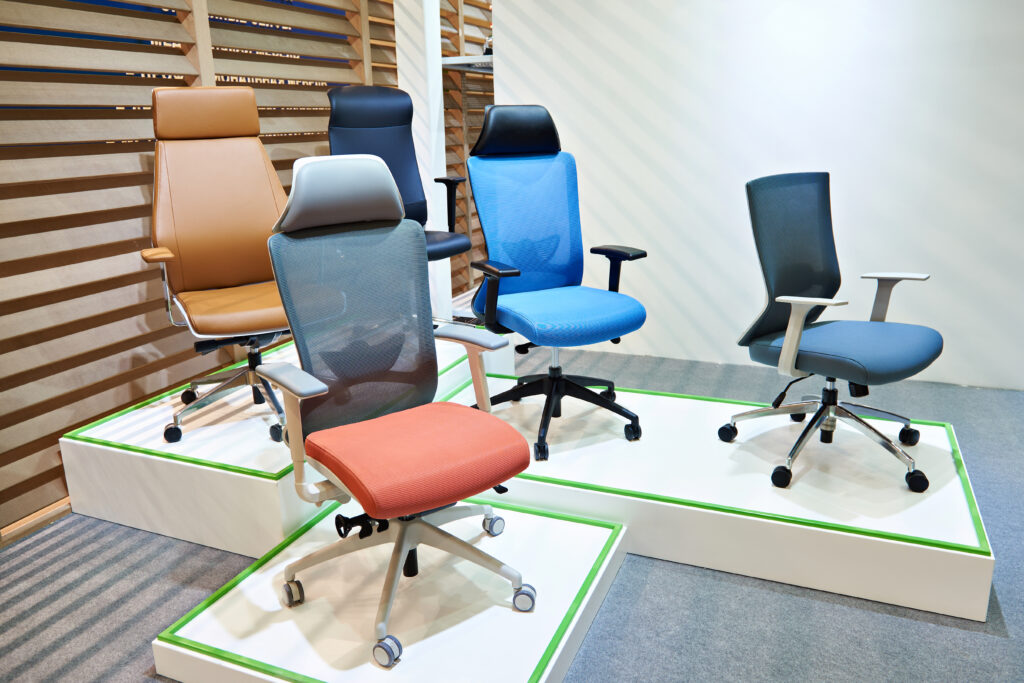 Bild von fünf verschiedenen Bürostühlen auf Podesten.