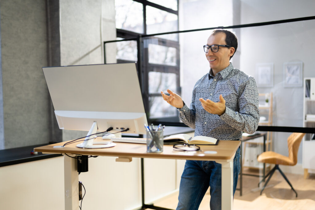 Bild eines Mannes in einer Videokonferenz.