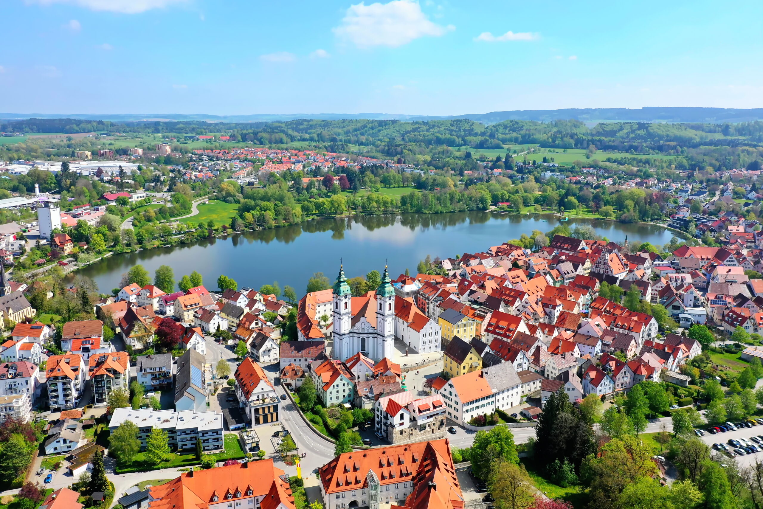 Bild vom See und der Ortschaft Bad Waldsee in Baden-Württemberg.