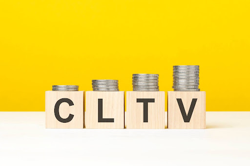 Bild von vier Holzblöcken mit den Buchstaben CLTV drauf. Auf den Blöcken liegen unterschiedlich hohe Stapel Münzen. CLTV - Customer Life Time Value