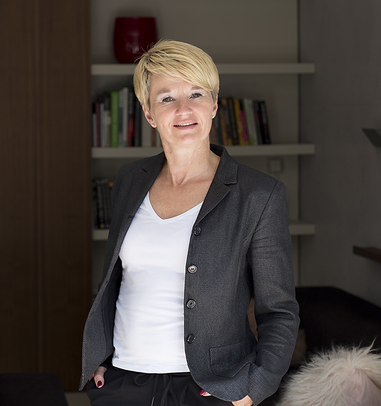 Porträtfoto von Conny Klaas, sie lächelt freundlich in die Kamera.