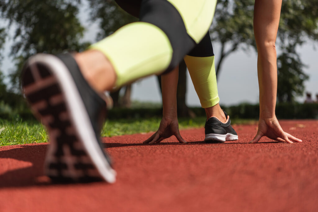 Läufer in Position vorm Start eines Rennens.